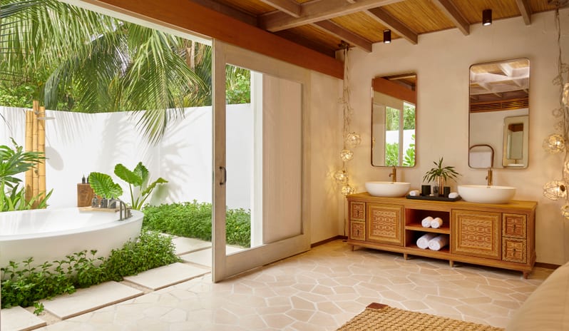 Fairmont Maldives Sirru Fen Fushi-DELUXE BEACH SUNSET VILLA OUTDOOR BATHROOM_15637